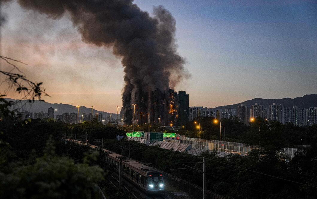 Un incendio se extendió por un complejo de rascacielos residenciales en Hong Kong, donde al menos murieron 36 personas, dijeron los servicios de bomberos de la ciudad, el 26 de noviembre de 2025. Foto: AFP