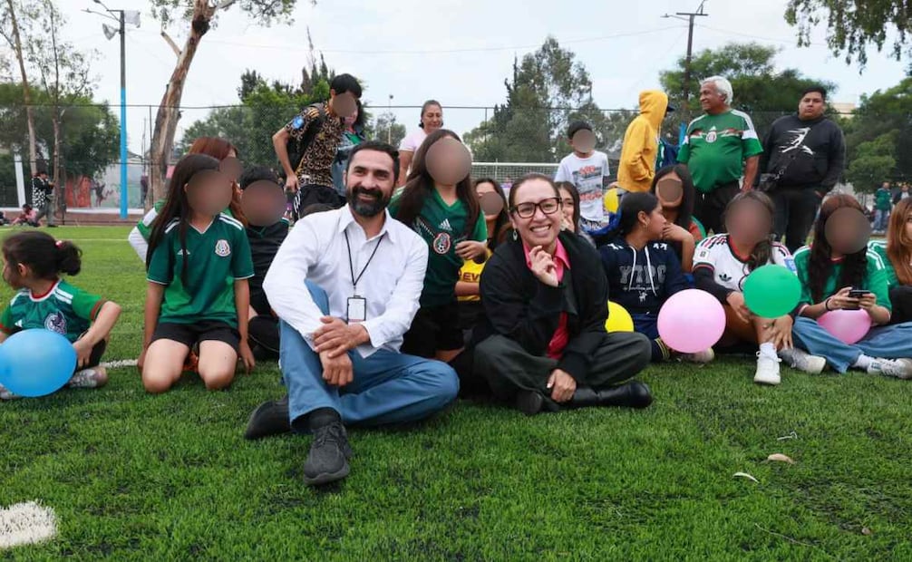 Axayácatl Emiliano Ramírez Chávez, titular de Sedatu en el Estado de México, y Azucena Cisneros Coss, alcaldesa de Ecatepec. Foto: Especial