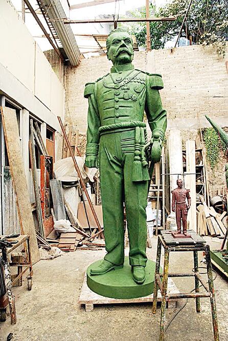 La estatua de bronce de cinco metros de altura incluye las condecoraciones militares que recibió el político de gobiernos extranjeros (ESPECIAL)