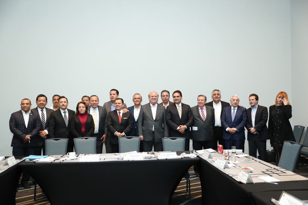 Reunión del Consejo del PRD con gobernadores, encabezada por Miguel Granados, líder nacional del PRD (GERMAN ESPINOSA. EL UNIVERSAL)