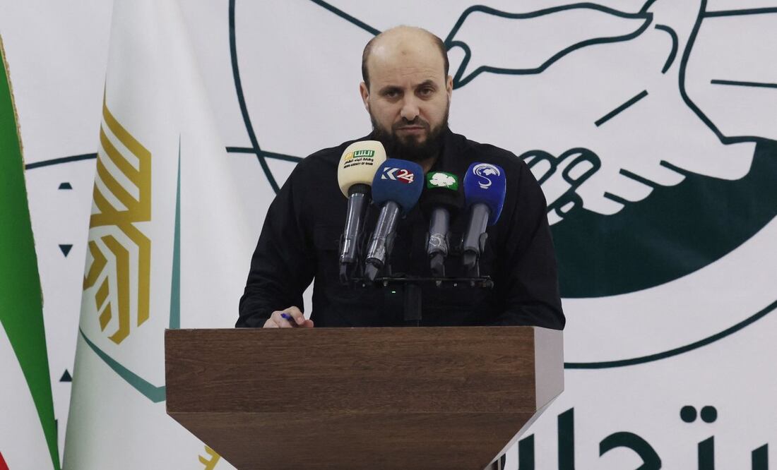 Mohamed Bashir, que dirige el llamado "Gobierno de Salvación" de HTS, ofrece una conferencia de prensa en la ciudad de Idlib, en el noroeste de Siria, controlada por los rebeldes, el 28 de noviembre de 2024. Foto: AFP