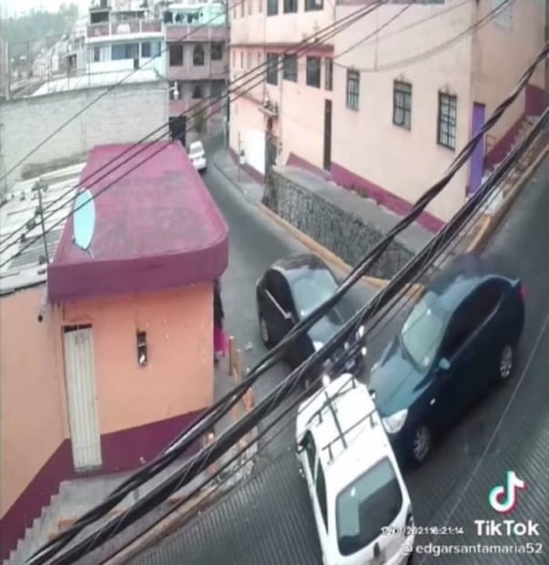 La calle más peligrosa en CDMX es una resbaladilla para los coches