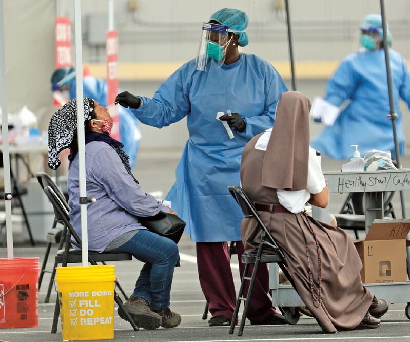 Una trabajadora de la salud realiza una prueba de detección del coronavirus en Homestead, Florida. Foto: LYNNE SLADKY. AP