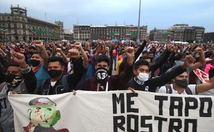 "¡El que no brinque es FRENAAA!", gritan participantes en la marcha de Ayotzinapa