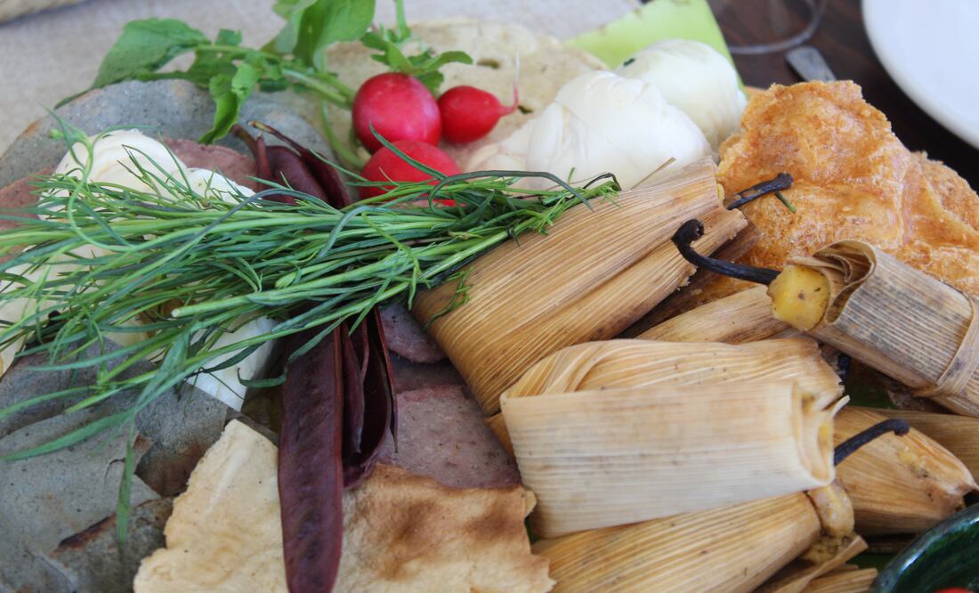 Un platón con distintos ingredientes y alimentos regionales de Oaxaca. Foto: Sofía Danis