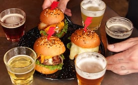 Citas, hamburguesas y futbol en un speed dating de CDMX