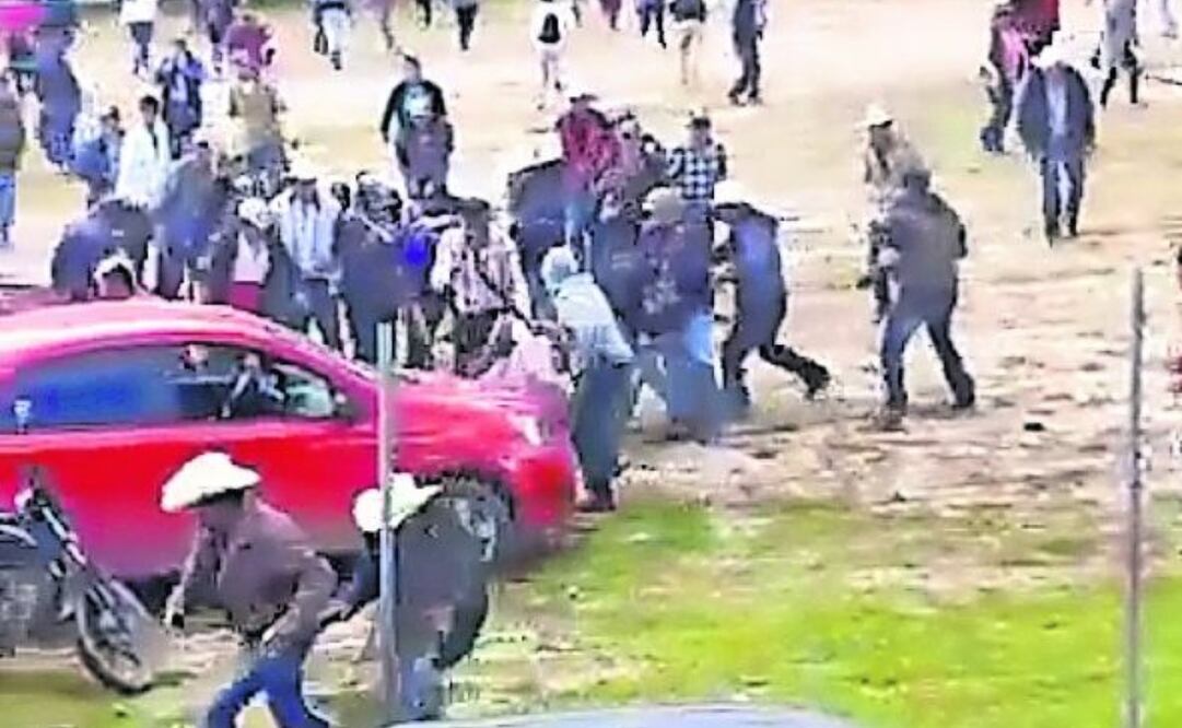 Los presuntos integrantes de la célula delictiva y pobladores se encontraron en el campo de futbol de la comunidad de Texcapilla, donde con machetes y rifles los civiles se defendieron. En el lugar quedó una camioneta calcinada. Foto:Especial