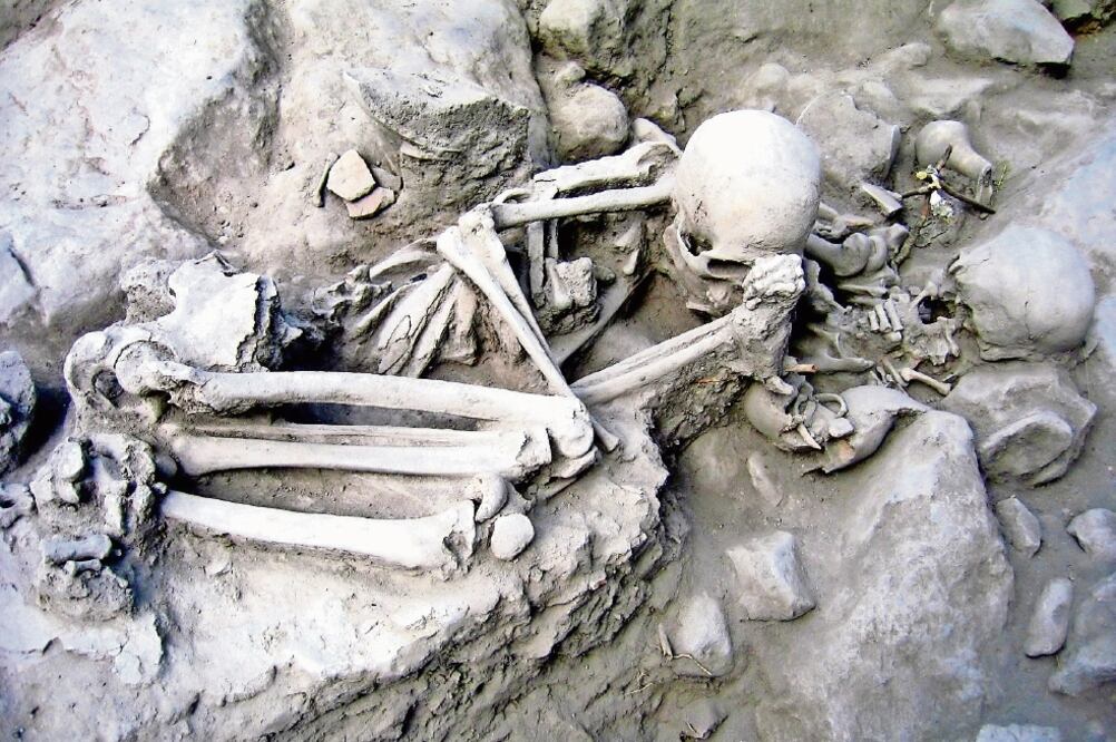 Entierro hallado en 2005 durante un salvamento arqueológico realizado en la Puerta de los Leones. Correspondía al panteón colonial de San Miguel Chapultepec (CORTESÍA INAH)