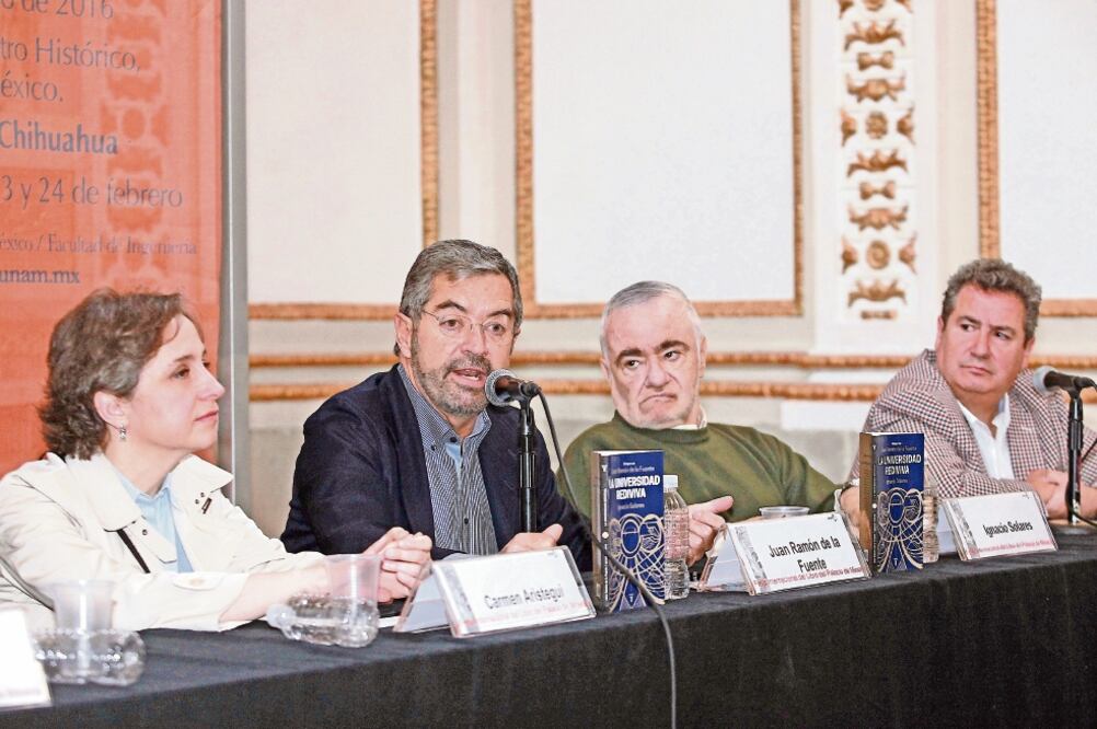 Carmen Aristegui, Juan Ramón de la Fuente, Ignacio Solares y Leornardo Curzio durante la presentación de La Universidad rediviva. Diálogos con Juan Ramón de la Fuente (LUCÍA GODÍNEZ. EL UNIVERSAL)