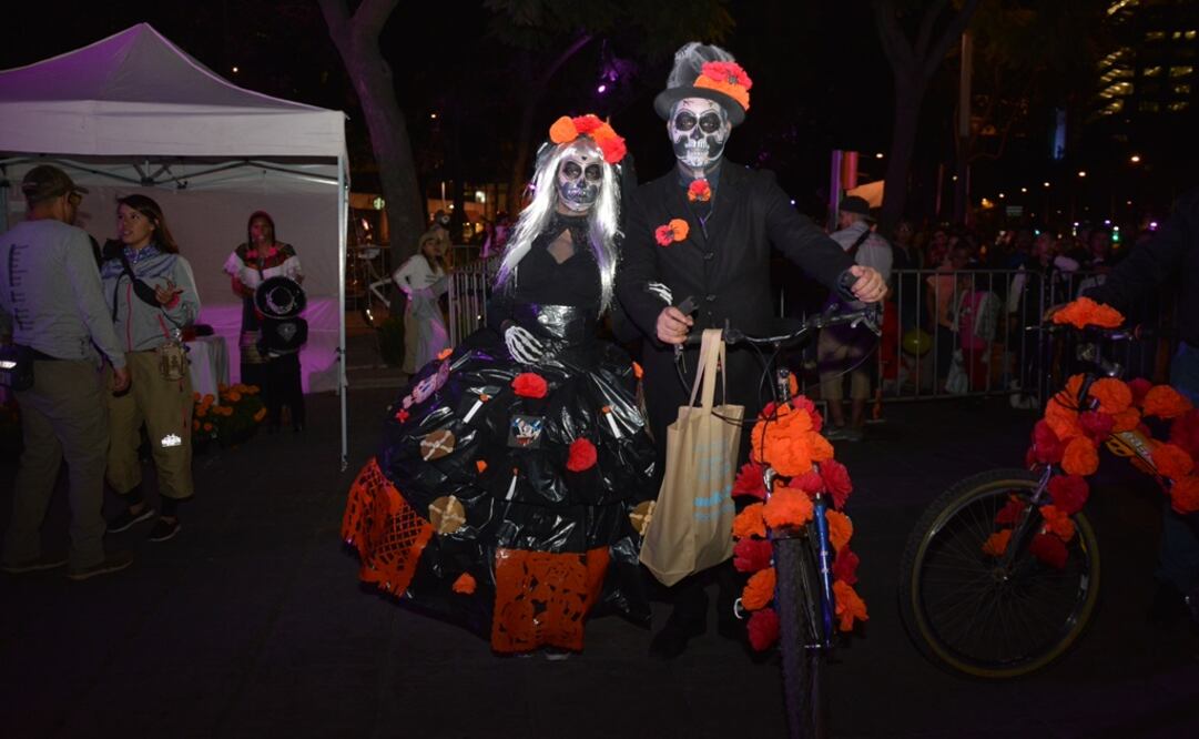 En el evento, cientos de capitalinos iban a bordo de sus bicicletas y disfrazados, en su mayoría, de catrinas y calaveras que desfilaron desde las 19:00 horas. Foto: EL UNIVERSAL 