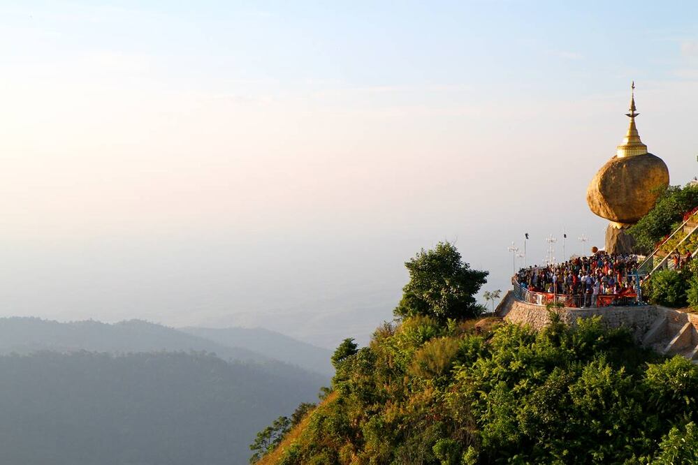 Esta sorprendente roca cubierta de lámina de oro es la tercera atracción más importante de Myanmar. Foto: Jason Eppink. Flickr
