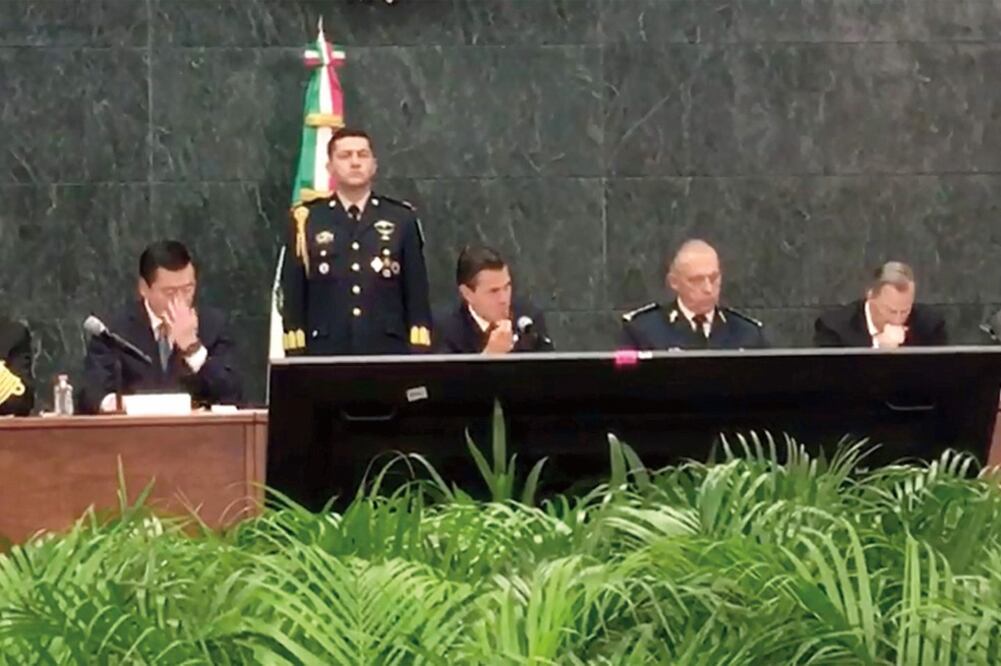 El presidente Enrique Peña Nieto (centro) se reunió en privado con periodistas, intelectuales, académicos y directivos de medios de comunicación para hablar de los avances después del 19 - S (TOMADA DE VIDEO)