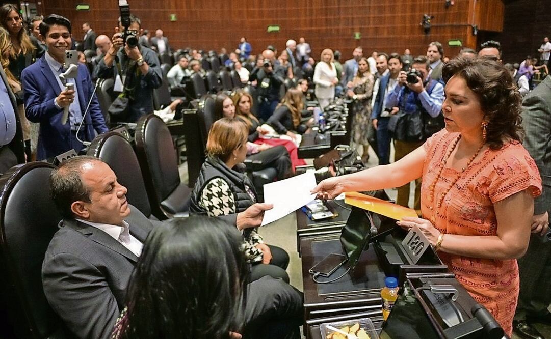 La diputada naranja Ivonne Ortega enfrentó al que dijo fue su ídolo, el diputado Cuauhtémoc Blanco, de Morena, a quien le entregó una misiva y le pidió ser congruente y solicitar licencia para que lo investiguen por abuso sexual. Foto: Especial