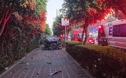 Auto de lujo se impacta contra poste en Insurgentes Sur; conductor resulta lesionado