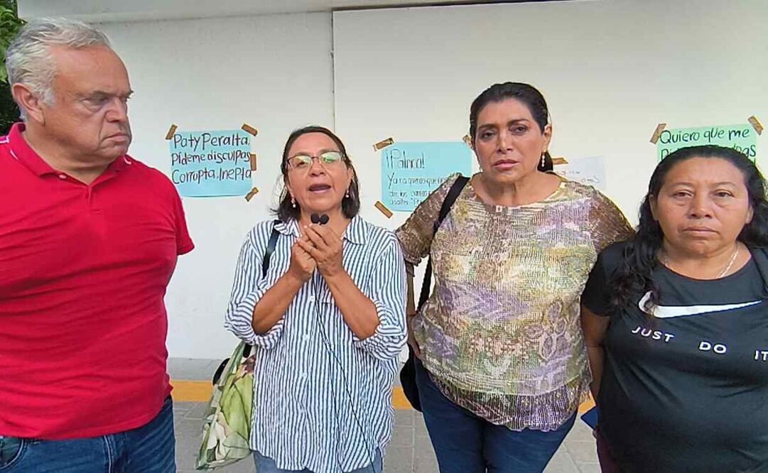 Hoy, las y los participantes en la protesta, se colocaron frente a las letras de “Cancún”, para dar su mensaje, mientras detrás suyo sonaba música de danzón, como parte de las actividades dominicales celebradas en Plaza de la Reforma. Foto: Adriana Varillas/EL UNIVERSAL