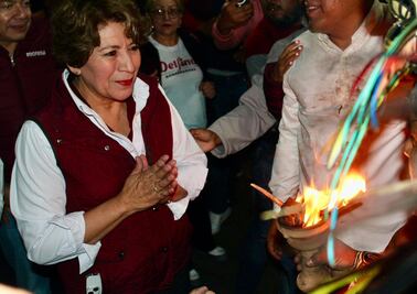 Inicia campaña de Delfina Gómez para las elecciones de Edomex: Simpatizantes de Morena la esperan a la salida de su casa