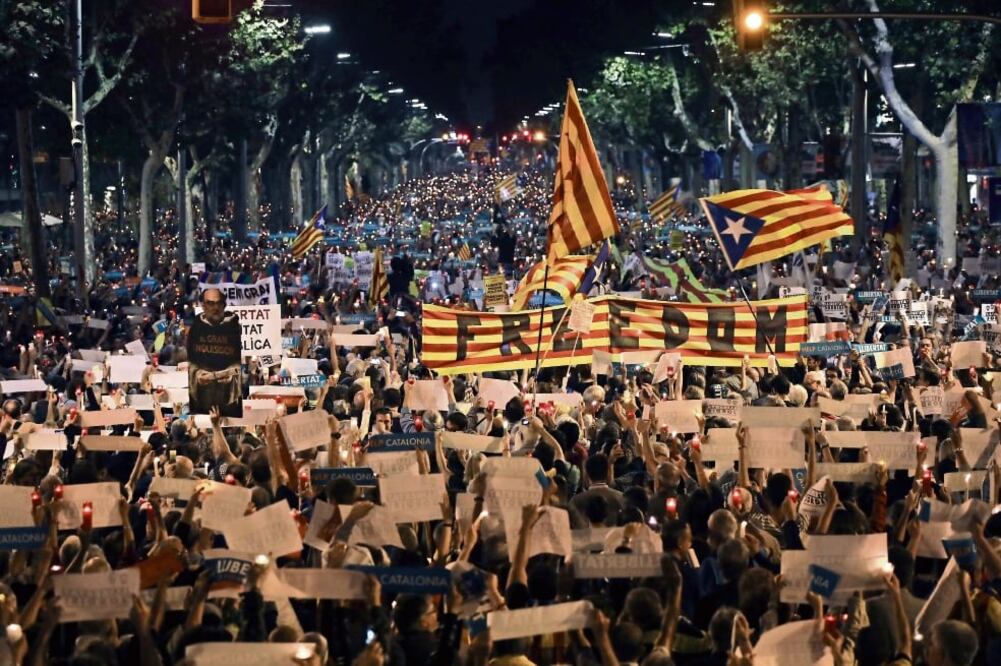 Foto de una manifestación realizada en Barcelona en octubre en rechazo de la orden de encarcelar a líderes independentistas (ARCHIVO. AP)