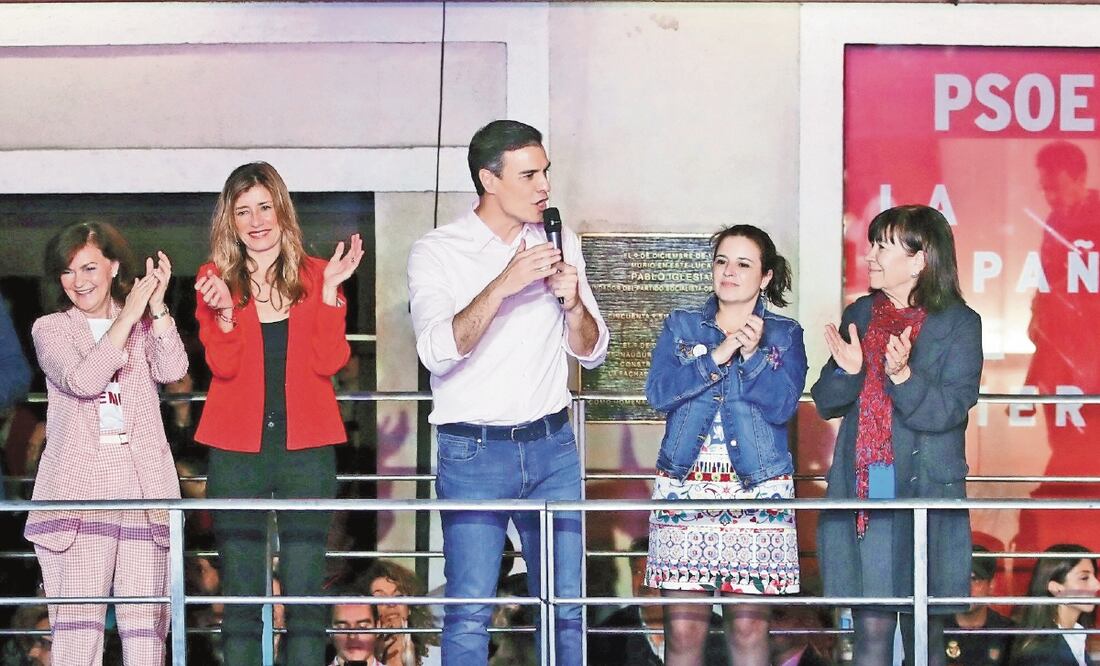 Pedro Sánchez habla ante sus simpatizantes, reunidos en la calle Ferraz, de Madrid, tras su triunfo de ayer. JUANJO MARTÍN. EFE