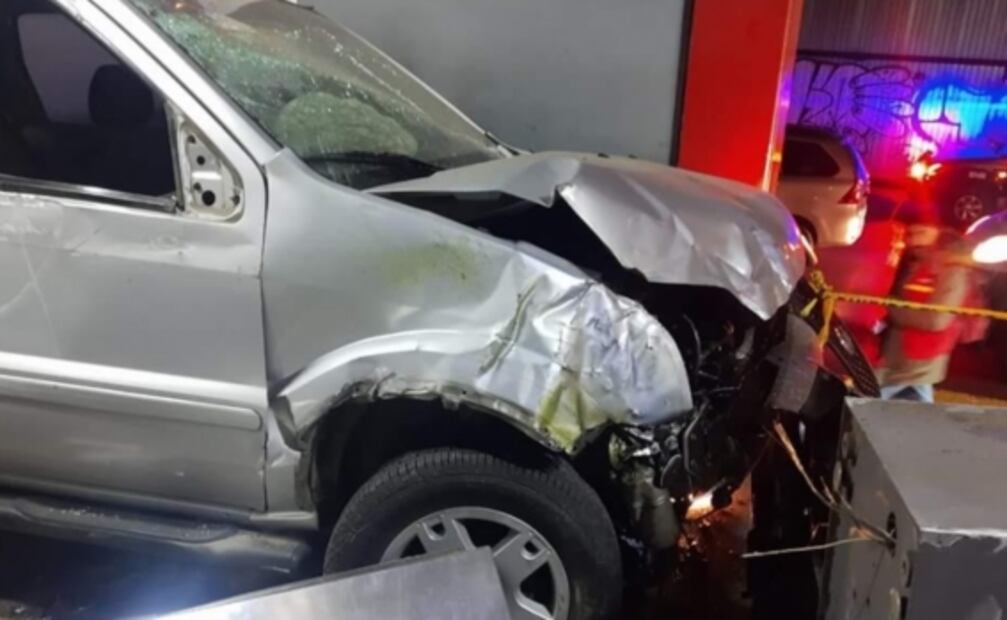 Mujer pierde control de camioneta y destroza torniquetes de Mexibús en Ecatepec