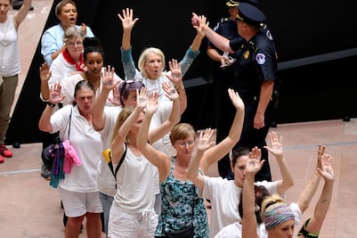 Arrestan en EU a 600 mujeres en protesta contra la separación de familias migrantes