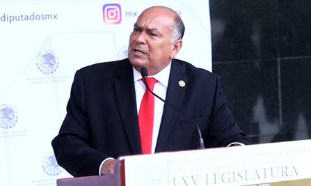 Papá de “Checo” Pérez acude a registrarse como diputado federal por Morena