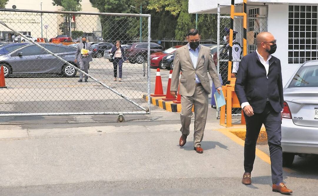 defensores de los exabogados de Juan Collado, ayer al salir de la audiencia en el Reclusorio Norte. Foto: Germán Espinosa/ EL UNIVERSAL.