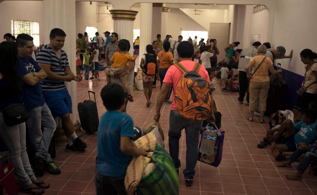 Decenas de familias se refufian en albergues de Vallarta Foto: AP