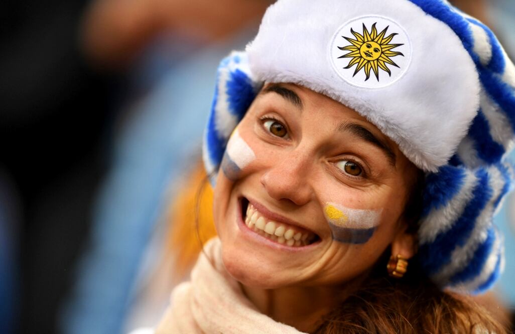 Una aficionada de Uruguay observa el encuentro de la selección charrúa contra su similar de Egipto. Foto AFP