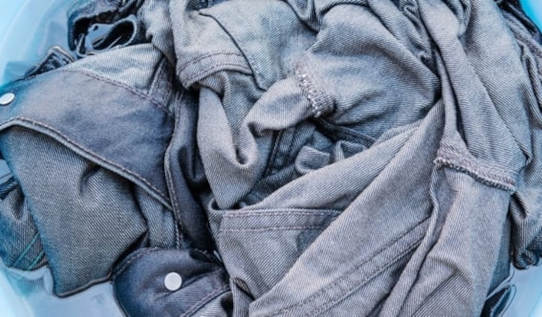 Cómo lavar los jeans para que se vean como nuevos
