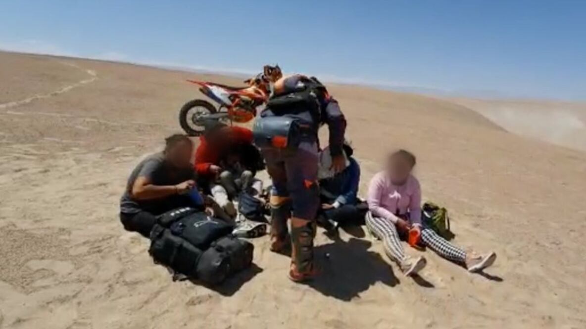 "Solo un par de horas más y no la contamos"; el rescate de un grupo de migrantes abandonados en el desierto de Chile