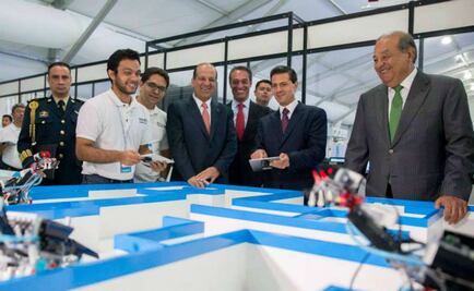 Peña y Slim recorren la Aldea Digital