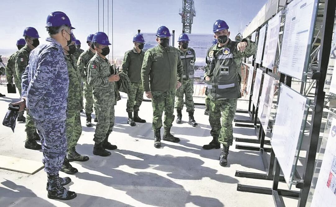 Funcionarios de la Sedena e ingenieros militares acompañaron al secretario de la Defensa Nacional. Foto: Tomada de Twitter.