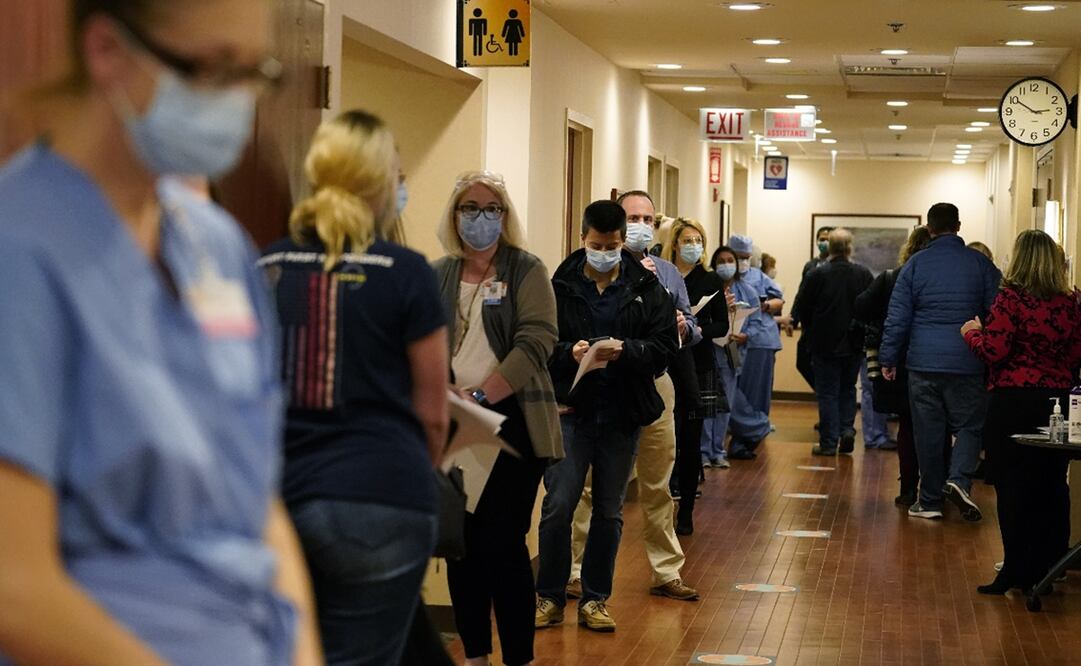 Personal médico de una hospital en Illinois (EU) se forma para recibir la vacuna contra el nuevo coronavirus. Foto: AP