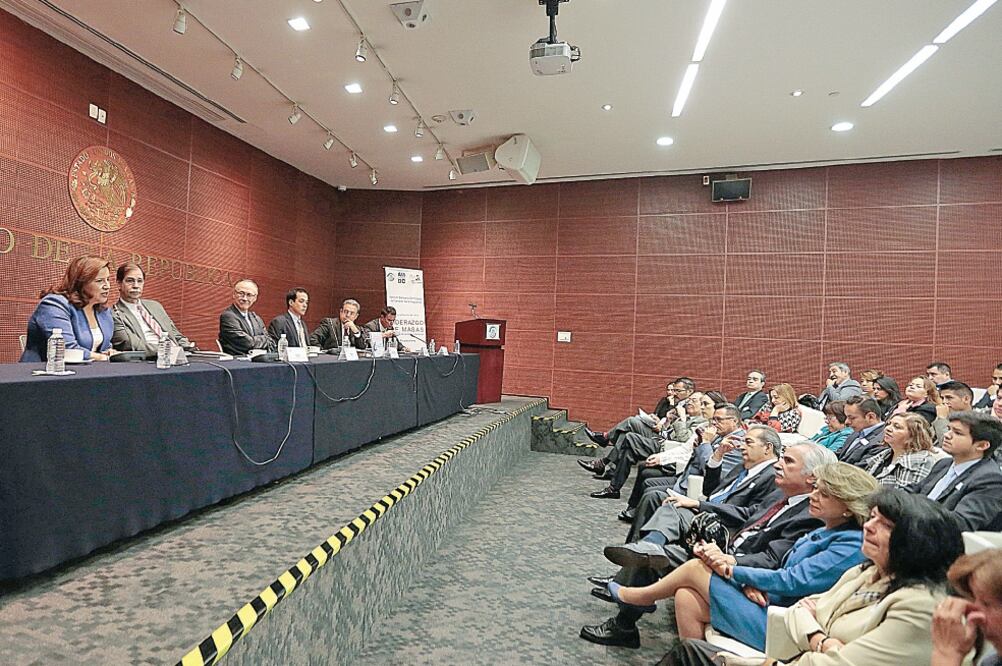 En el Senado, Ricardo Homs presentó su libro “Liderazgo de masas en la era de las redes sociales” (ESPECIAL)