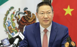 Consulado chino cuestiona a Embajada de EU por "escupir veneno" en fiestas patrias; México puede elegir a sus socios, dice