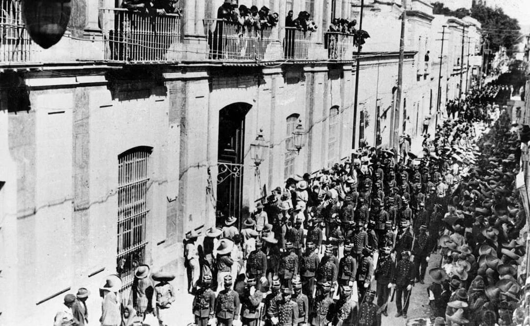 Ceremonia solemne en la ciudad de Querétaro para promulgar la nueva Constitución de 1917. Las calles lucían llenas, pero en orden. Archivo El UNIVERSAL.
