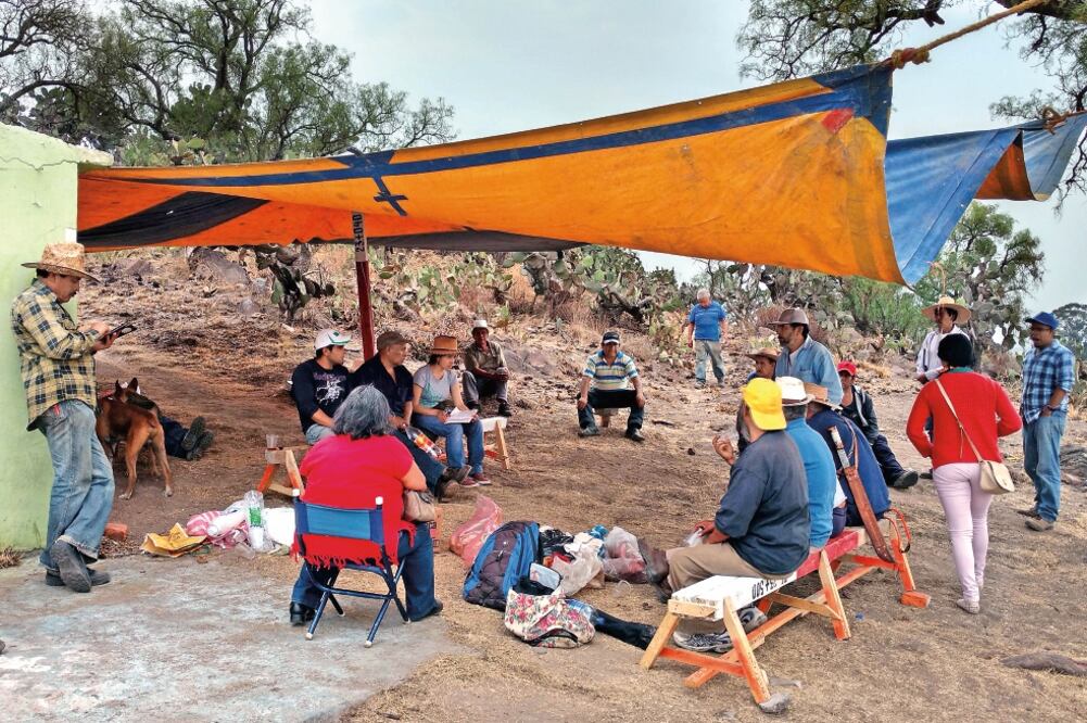 Desde hace varias semanas los ejidatarios instalaron un campamento en los cerros de Huatepec y Tepezingo para vigilar sus parcelas (EMILIO FERNÁNDEZ. EL UNIVERSAL)
