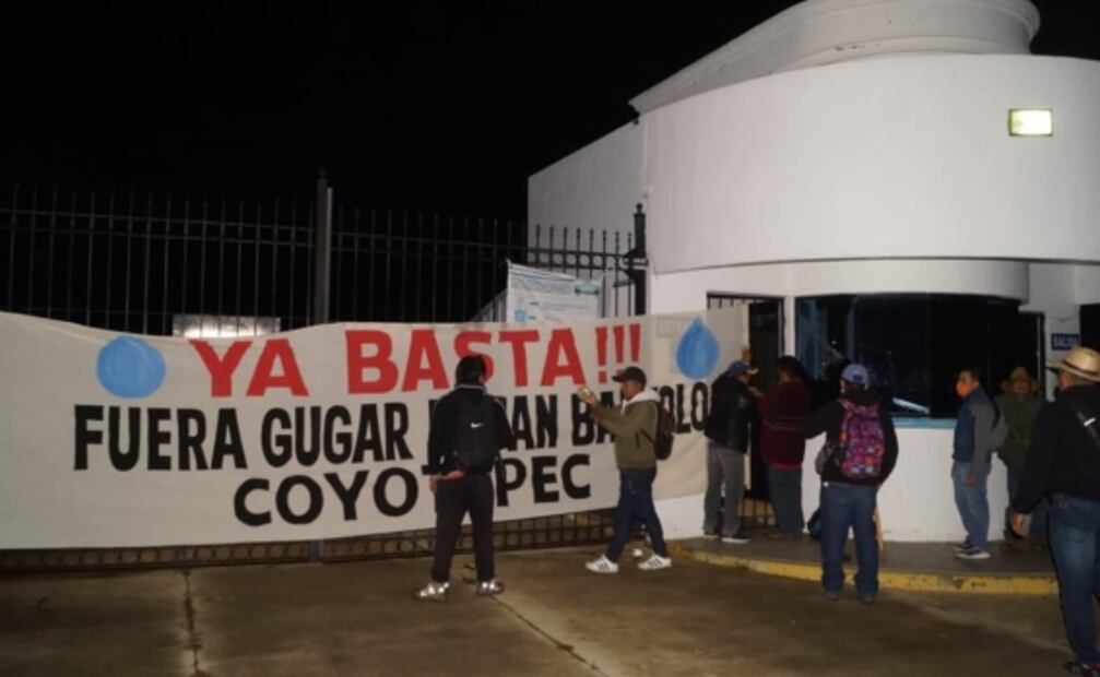 Pobladores de Coyotepec toman instalaciones de refresquera en Oaxaca: exigen termine saqueo de agua 