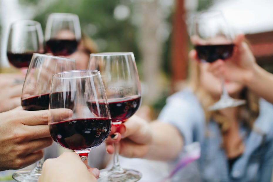 El crecimiento del enoturismo ha impulsado a distintas bodegas a crear experiencias que acercan al público a la cultura y elaboración del vino. Foto: Unsplash