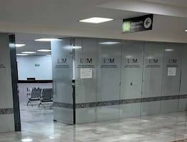 Madre y sus tres hijos procedentes de China buscan refugio en México, llevan 10 días en AICM; están en condiciones inhumanas: ONG