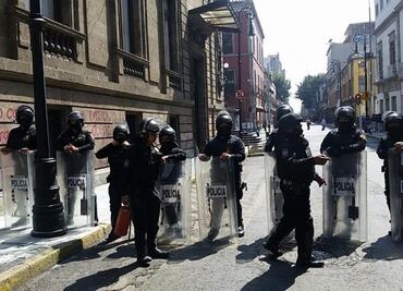 Encapuchadas vuelven a vandalizar inmueble del Congreso local