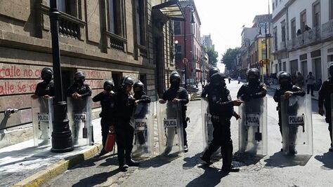 Encapuchadas vuelven a vandalizar inmueble del Congreso local