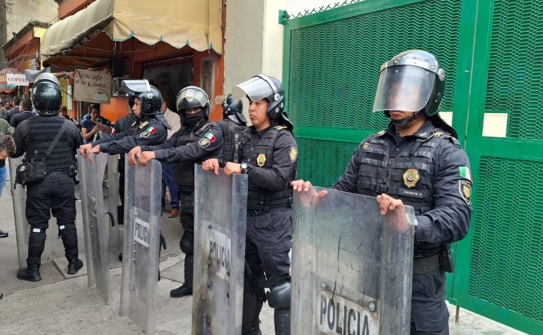 Refuerzan seguridad en juzgados por audiencia de “Lady Racista”; colectivos y SSC se enfrentan por su presencia. Foto: Especial