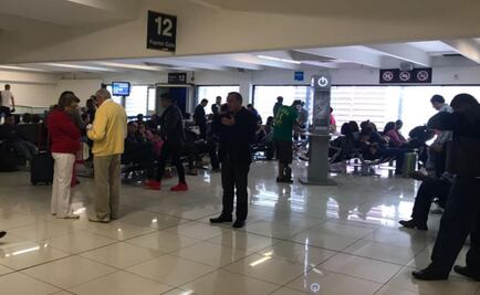 Usuarios molestos reclaman por cancelación de vuelos en el AICM 