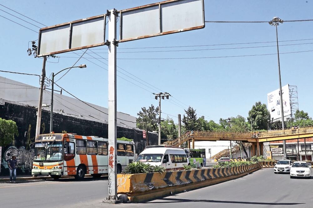 Delincuentes que operan en las inmediaciones del Metro Tacubaya escogen como víctimas regularmente a personas que están de paso por el paradero, más no atacan a los propios vecinos o vendedores de los alrededores, dicen comerciantes. Foto: CARLOS REYES. 