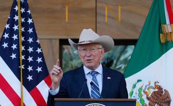 El embajador de Estados Unidos en México, Ken Salazar, habla durante un acto protocolario en Ciudad de México (México). EFE