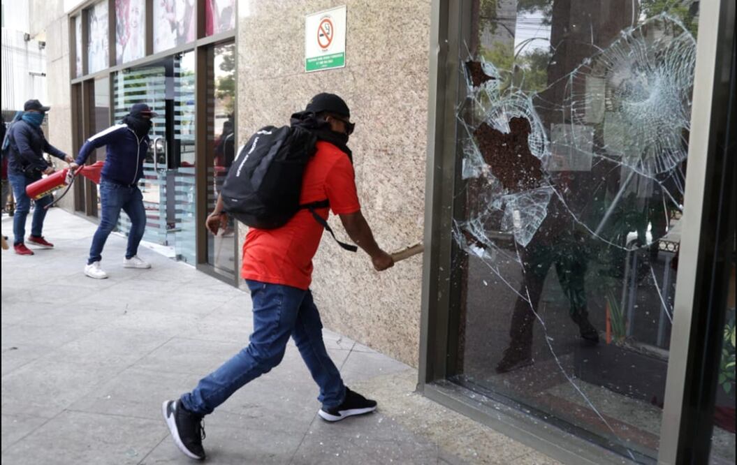 Maestros de la CETEG causan destrozos y sacan extintores de la Torre Bienestar en Paseo de la Reforma, el 6 de junio de 2025. Foto: Carlos Mejía/EL UNIVERSAL