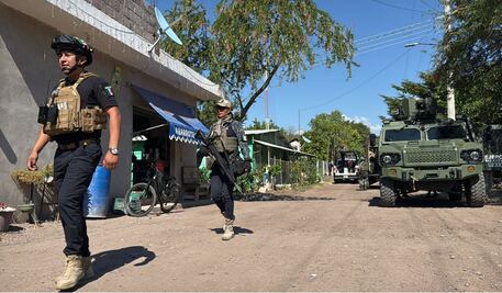 FOTOS: Regresan pobladores desplazados en Michoacán ante el temor de explosivos