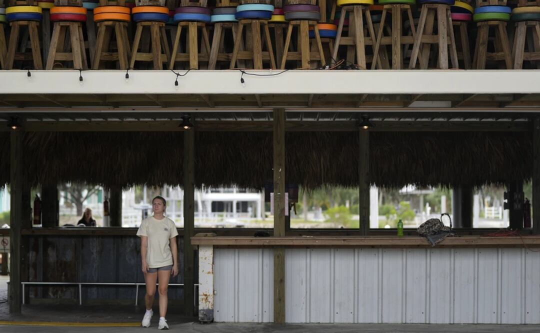 Las sillas de un bar, almacenadas en la segunda plata del local en Sea Hag Marina, mientras los empleados se preparan para la llegada del huracán Idalia. Foto: AP