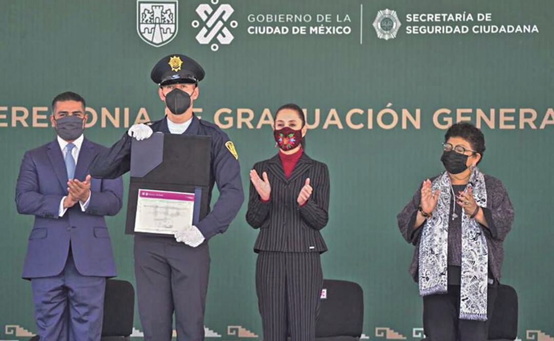 Omar García Harfuch, titular de la SSC; la jefa de Gobierno, Claudia Sheinbaum, y la fiscal local, Ernestina Godoy, en la ceremonia. Foto: Especial.